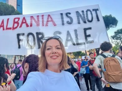  Ema Ndoja i bashkohet protestës në Tiranë, aktorja e njohur shfaqet mes qytetarëve