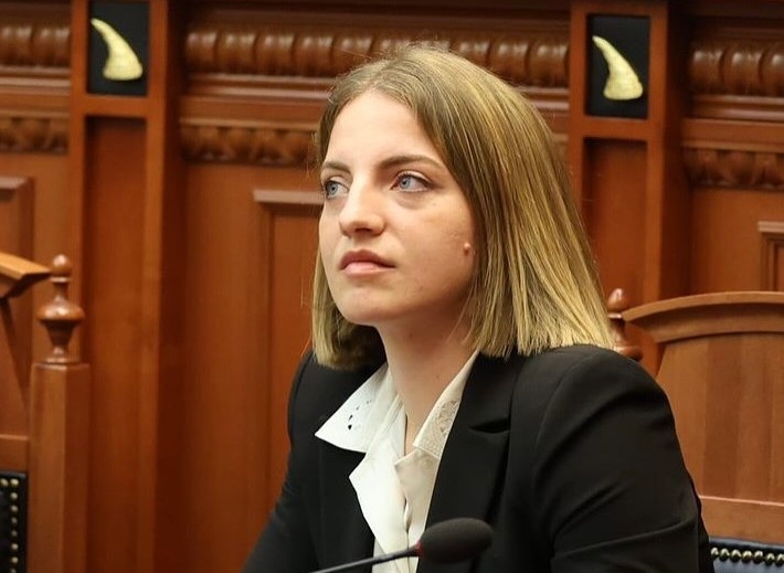  “Do të zhdukim ty dhe familjen tënde” – Bajrat kërcënojnë deputeten Koçeku pas largimit nga PS
