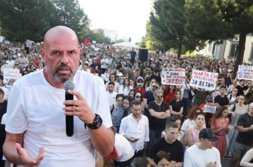  Ylli Manjani shpërthen kundër protestuesve: Robt ku t’i keni, legena, pisa, qelbësira