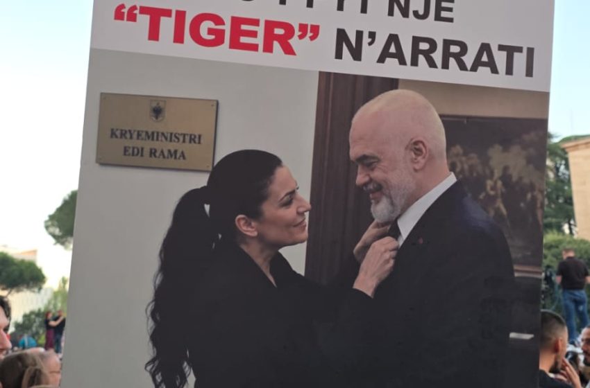  Protesta masakroi Ramën dhe Berishën