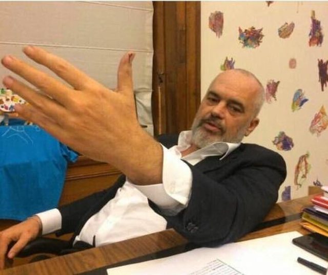  Mustafa Nano dhe ata që janë shtrirë në kolltukun e zyrës së Ramës