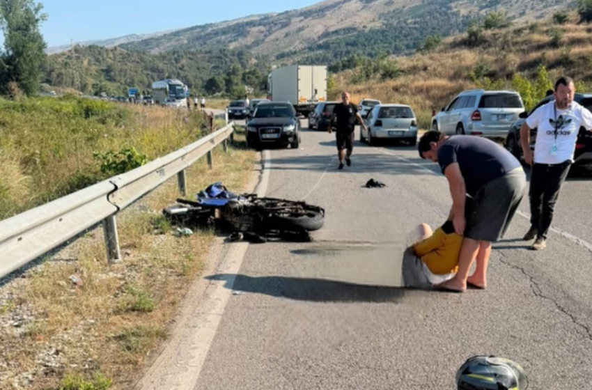 Aksident i rëndë në aksin Gjirokastër-Tepelenë, motoçiklisti përplaset me maunen dhe humbet këmbën