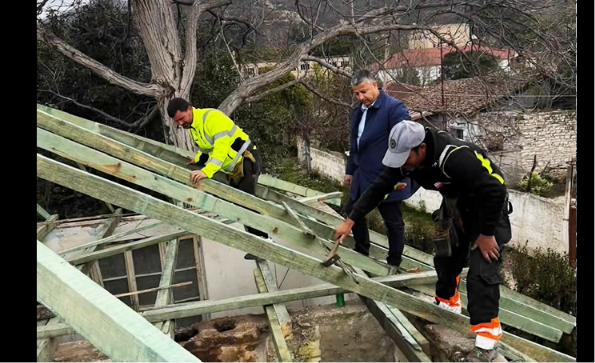 VIDEO: Bashkia i rregullon shtëpinë e rrënuar ish-futbollistit të njohur të Memaliajt