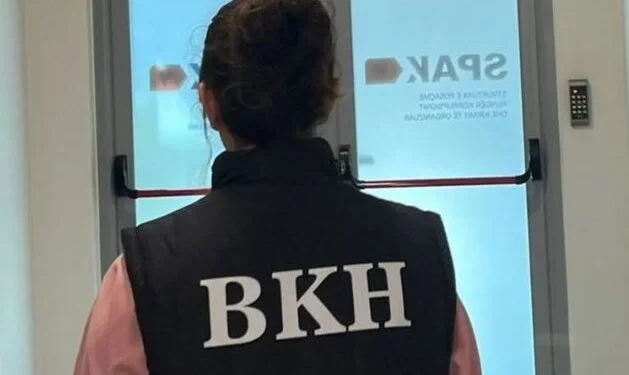  Dikush vjen të troket te dera në mesnatë: Veprimi i pazakontë, që tronditi elitën politike të Tiranës