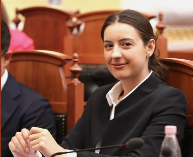  “Lërini njerëzit të pinë rehat kafe” – Zegjine Çaushi jep alarmin: Shqipërinë po e rrezikojnë komentet në rrjetet sociale