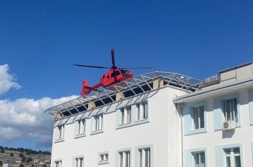  EMRI: E rëndë në Sarandë, 44-vjeçari bie nga tarraca dhe humbet këmbët. Dërgohet me helikopter në Tiranë