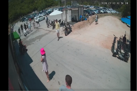  VIDEO/ Terror te Syri i Kaltër: Punonjësi masakrohet me gurë në kokë, dhunuesi largohet dhe ende nuk është arrestuar