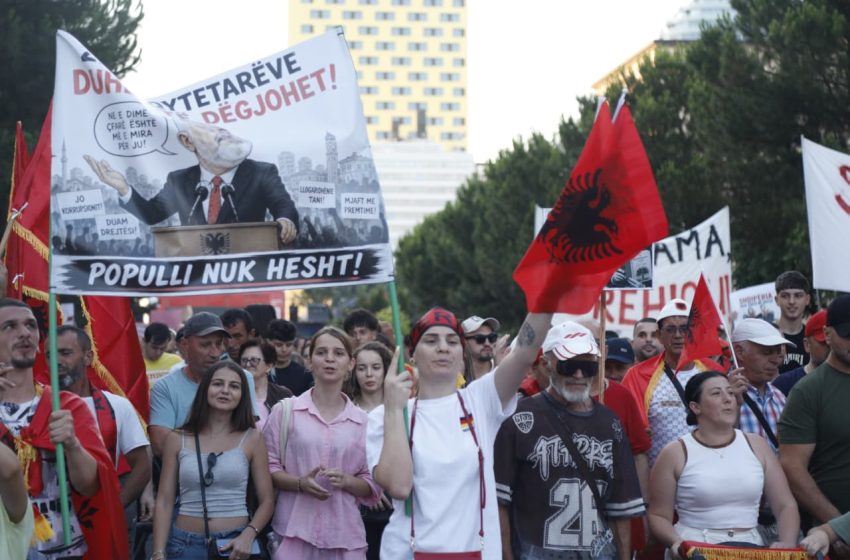  Si po përdoren shkrimet me emra të trilluar në mediat qeveritare, për të sulmuar protestën