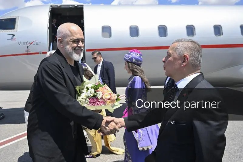  Shqipëria digjet, Edi Rama me të shoqen “krihen”