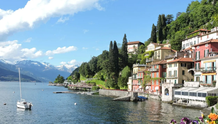  Itali- 200 euro gjobë për turistët që ecin me rroba banje ose pa bluzë