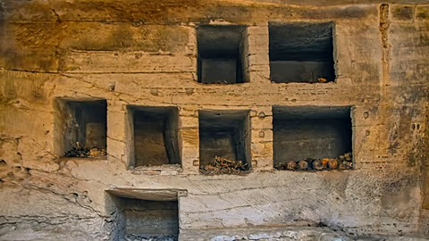  Zbulim i rrallë në Egjipt, arkeologët gjejnë 18 varre antike dhe ritualin misterioz të “gjuhës së artë”