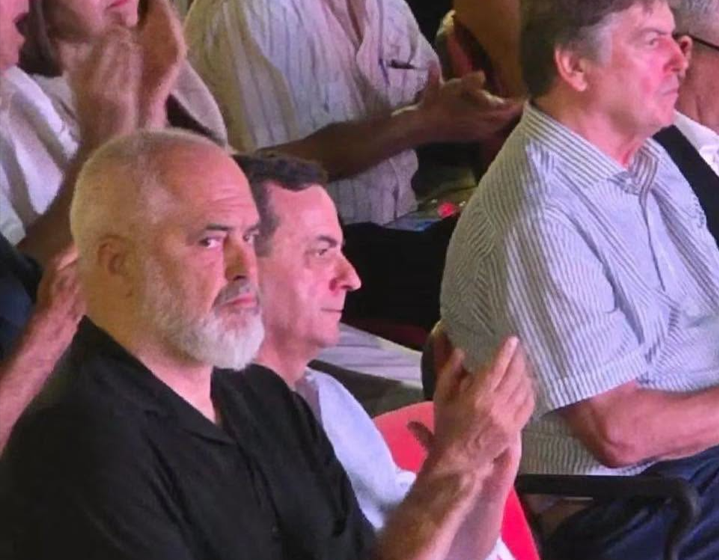  Një foto jo e zakonshme, për një festë fshati