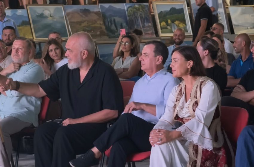  Sadushi – Rama, prapaskenat e darkës me këngë dhe valle