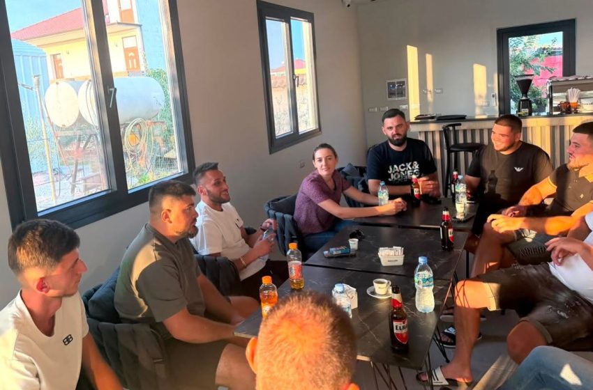  Zegjineja mbledh çunat e fshatit për kafe
